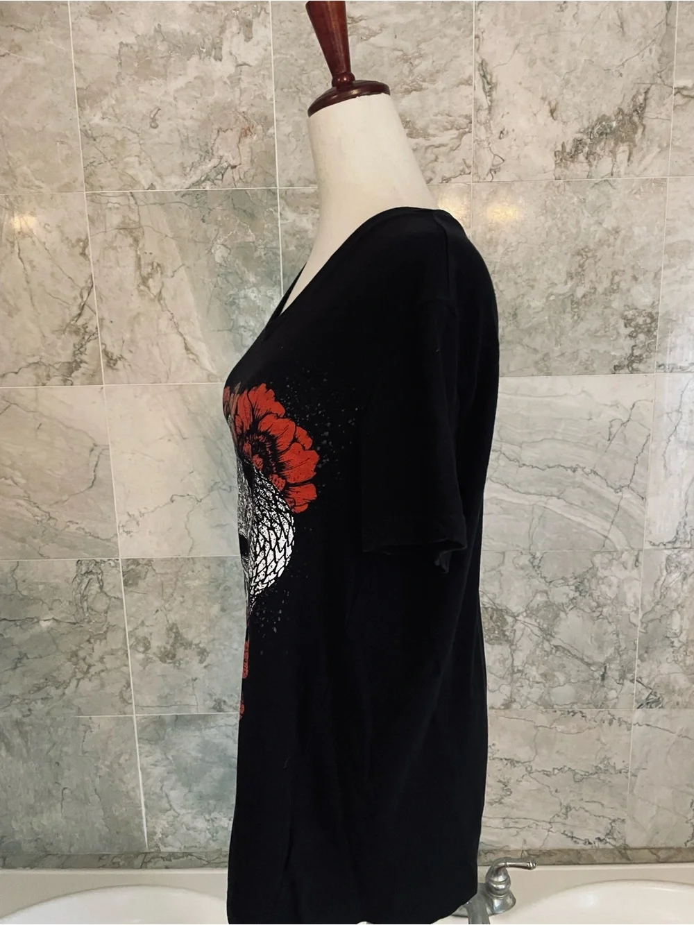 GUESS Floral Skull Graphic V Neck Shirt Tee - Picture 5 of 8